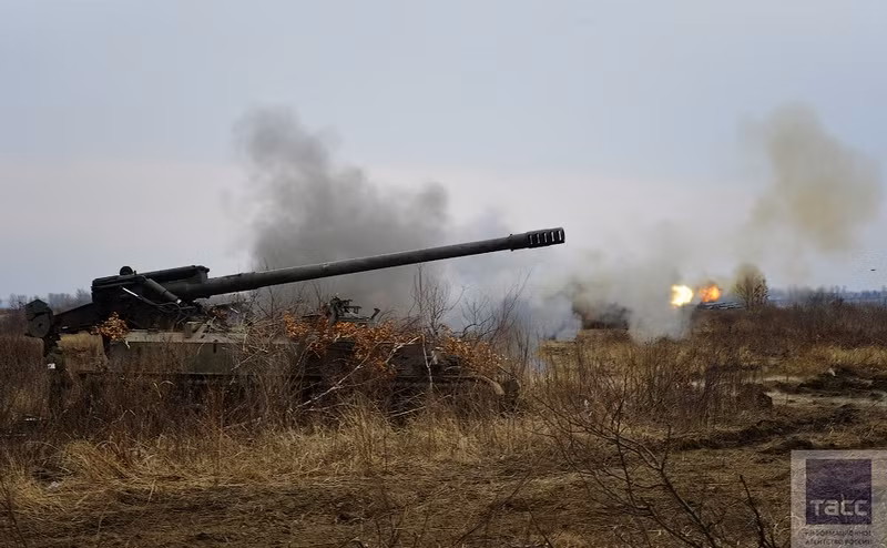 Pháo tự hành 2S5 gia nhập biên chế Quân đội Liên Xô từ năm 1976. Cũng trong năm này, việc sản xuất 2S5 Giatsint bắt đầu được tiến hành, kéo dài cho đến đầu những năm 1990. Hiện nay 2S5 vẫn nằm trong biên chế một số quốc gia thuộc Liên Xô (cũ) như Nga, Belarus và Ukraine. Ảnh: 2S5 bắt đầu lập “hỏa đồ trận” diệt địch.