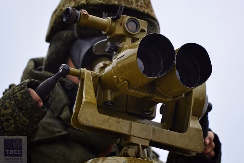 Dùng kính quan trắc vùng mục tiêu.