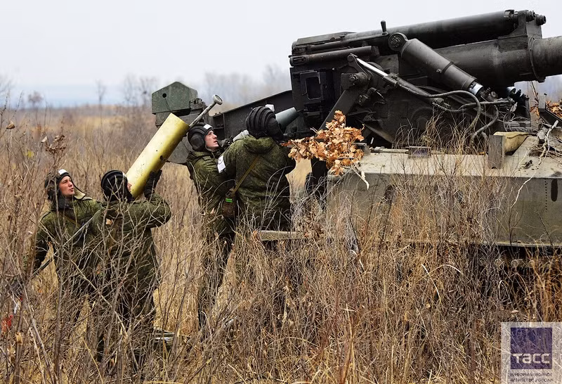 2S5 Giatsint-S không thiết kế tháp pháo mà khẩu pháo đặt ở đuôi xe, việc triển khai chiến đấu phải thực hiện từ bên ngoài.