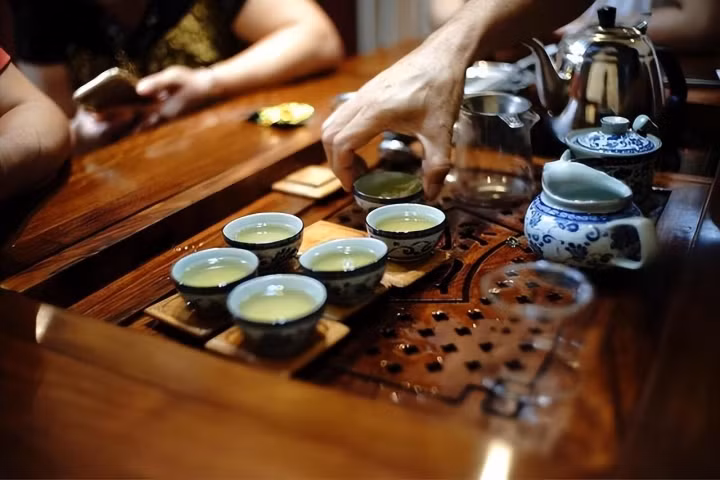 Su khac biet giua uong tra va nuoc dun soi de nguoi: Loai nao loi ich lon hon?