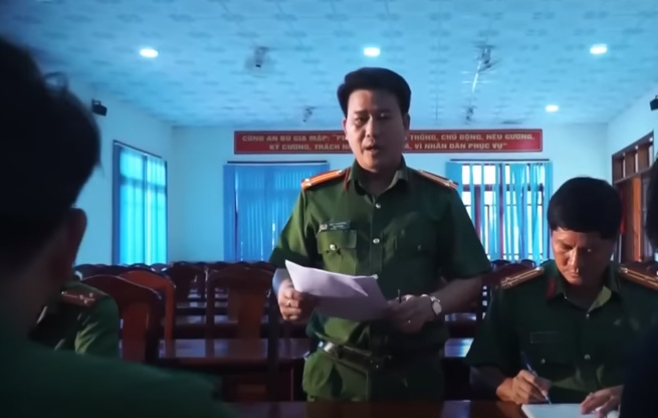 Theo điều tra, gia đình có 3 ha cao su đang cạo, vợ làm công nhân. Khải có con gái đang học sư phạm và con trai làm dân quân tự vệ xã Đa Kia. Khải có xe múc đất nhưng không để ở nhà, việc tiếp xúc với Khải rất khó khăn.