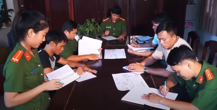 Một nhóm trinh sát triệu tập hơn 20 đối tượng có tiền án, tiền sự chuyên đánh bạc tại các sòng bài Campuchia trên địa bàn và các xã lân cận để lấy lời khai.