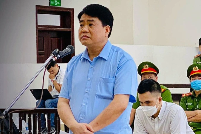 Ong Nguyen Duc Chung nop gan 100 bang khen, giay khen, benh an: Co duoc giam an?