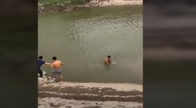 Tú tiếp tục đi bến đò vào Động Tiên Sơn, xã Hương Sơn, huyện Mỹ Đức (Hà Nội) ngủ trốn ở đấy… Ngày 13/10/2016, cơ quan Công an đã trục vớt xe máy của nạn nhân đưa về phục vụ công tác điều tra.