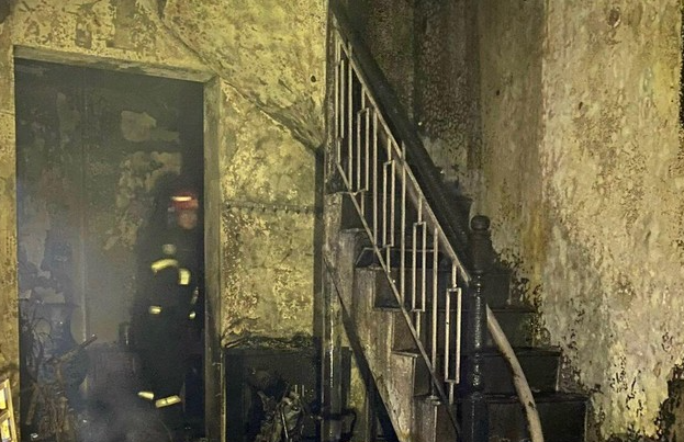 Sáng 18/7, Phòng Cảnh sát PCCC và cứu nạn, cứu hộ Công an TP Hà Nội thông tin sơ bộ về vụ giải cứu 4 người thoát chết trong vụ cháy nhà xảy ra trên địa bàn. Theo đó, khoảng 0h52 cùng ngày, Công an quận Hoàn Kiếm nhận được tin báo cháy tại nhà dân ở địa chỉ 378 Phúc Tân, phường Phúc Tân, quận Hoàn Kiếm. 