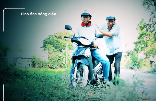 Khoảng 8h30 ngày 5/11/2019, anh Hồ chở Trúc đến khu vực ngã tư kênh Cây Dông thuộc ấp 2A, xã Hưng Thạnh, huyện Tháp Mười. Khi qua cầu Rọc Cái được khoảng 20m, đến đoạn đường vắng, Trúc kêu anh Hồ dừng xe lại để đi tiểu.