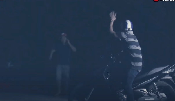 Khoảng 4h30 ngày 5/11/2019, Trúc đi ra cổng chính của miếu thì gặp Lê Long Hồ (ngụ phường Núi Sam, TP Châu Đốc) đang hành nghề chạy xe ôm nên kêu chở về nhà mẹ ruột ở xã An Hảo để xin tiền chuộc lại xe và trả nợ.