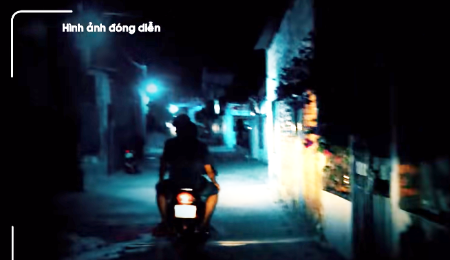 Anh Hồ điều khiển xe chở Trúc đến chân núi Cấm thì Trúc đổi ý không về nhà mẹ nữa do sợ mẹ giận vì chơi cờ bạc dẫn đến nợ nần. Lúc này, Trúc nảy sinh ý định cướp xe của anh Hồ nên nói dối là đi qua huyện Tháp Mười gặp bạn mượn tiền, thực chất là tìm nơi vắng vẻ để cướp tài sản. Trúc thỏa thuận với anh Hồ là đi sang Tháp Mười với giá 800 ngàn đồng.