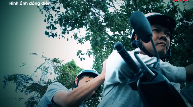 Anh Hồ dừng xe cặp hàng cây bạch đàn ven đường, tắt máy nhưng chìa khóa xe vẫn còn gắn ổ khóa. Khi anh Hồ đi lại xe thì Trúc đi theo sau lưng, lấy con dao kề vào cổ anh Hồ nói: “Đứng im, đưa tôi cái bóp”. Sau đó, cả hai giằng co với nhau, Trúc đã đâm trúng vào người anh Hồ gây thương tích và dẫn đến tử vong.