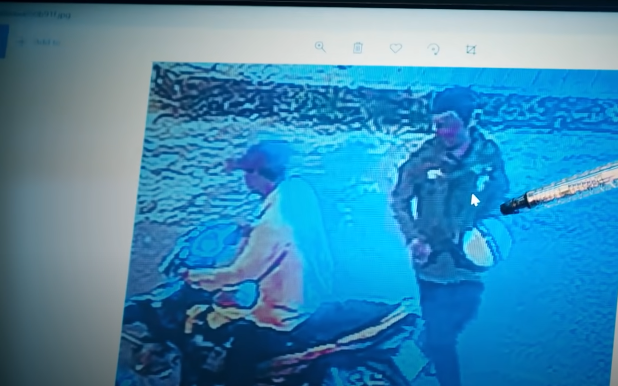 Qua đó, 1 mũi trinh sát được cử đến khu vực nạn nhân thường chạy xe ôm để xác minh về nhân thân lai lịch Lê Long Hồ. Thông tin quan trọng từ quần chúng nhân dân cung cấp cho biết, rạng sáng ngày mà nạn nhân bị sát hại có một thanh niên đi vào khu vực Miếu Bà Chúa Xứ Núi Sam để thuê xe ôm. Vậy chuyến xe này đã chở ai? và gã khách cuối cùng hôm đó có phải là hung thủ hay không?