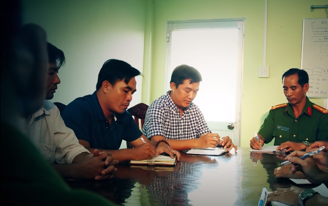 Do đó, các điều tra viên nhận định đây là vụ án giết người, cướp tài sản. Rất nhiều nghi vấn và giả thuyết được đặt như hung thủ gây án là một người hay là một nhóm đối tượng gây ra? Đặc điểm gây án như thế nào? Khó khăn hơn nữa, khi khu vực phát hiện thi thể là một đoạn đường vắng, cây cối um tùm...