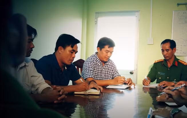 Do đó, các điều tra viên nhận định đây là vụ án giết người, cướp tài sản. Rất nhiều nghi vấn và giả thuyết được đặt như hung thủ gây án là một người hay là một nhóm đối tượng gây ra? Đặc điểm gây án như thế nào? Khó khăn hơn nữa, khi khu vực phát hiện thi thể là một đoạn đường vắng, cây cối um tùm...