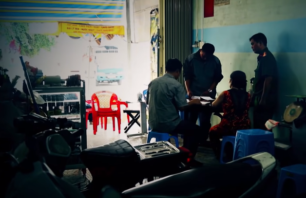 Để truy tìm chiếc xe máy bị cướp, các trinh sát đã kiểm tra hàng trăm cửa hàng xe máy, tiệm cầm đồ... Tại tiệm cầm đồ trên địa bàn Chợ Vàm, huyện Phú Tân, tỉnh An Giang đã phát hiện chiếc xe máy liên quan đến vụ án.