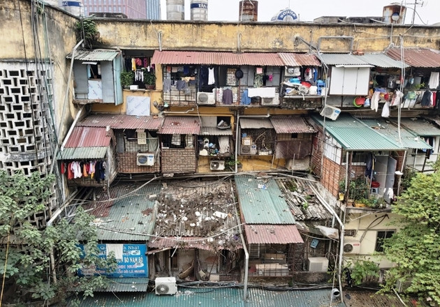 Ngoài ra, Bí thư, Chủ tịch UBND các địa phương có nhà chung cư cũ chủ trì xây dựng, ban hành các kế hoạch về kiểm tra, giám sát, quản lý, xử lý trật tự xây dựng tại các nhà chung cư cũ trên địa bàn; tổ chức di dời các chủ sở hữu, chủ sử dụng ra khỏi chung cư cũ nguy hiểm, hư hỏng nặng; chủ trì tổ chức tiếp nhận, kiểm tra hồ sơ năng lực các nhà đầu tư đăng ký tham gia dự án cải tạo, xây dựng lại nhà chung cư; tổ chức lấy ý kiến lựa chọn nhà đầu tư; phê duyệt phương án bồi thường...