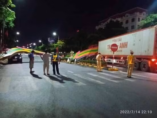 Vào thời điểm xảy ra tai nạn, tại khu vực Quảng trường 14-10 đang diễn ra hoạt động văn hóa văn nghệ thu hút rất đông người dân đến xem. Rất may vụ tai nạn không có thương vong về người.