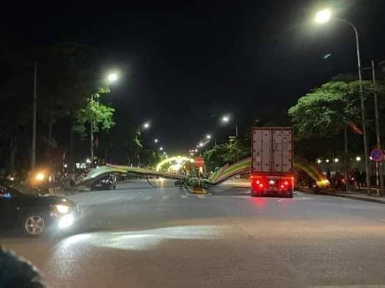 Ngay sau khi vụ việc xảy ra, lực lượng cảnh sát giao thông, thanh tra giao thông khẩn trương có mặt, phong tỏa hiện trường, phân luồng điều tiết giao thông, đảm bảo tình hình an ninh trật tự. 