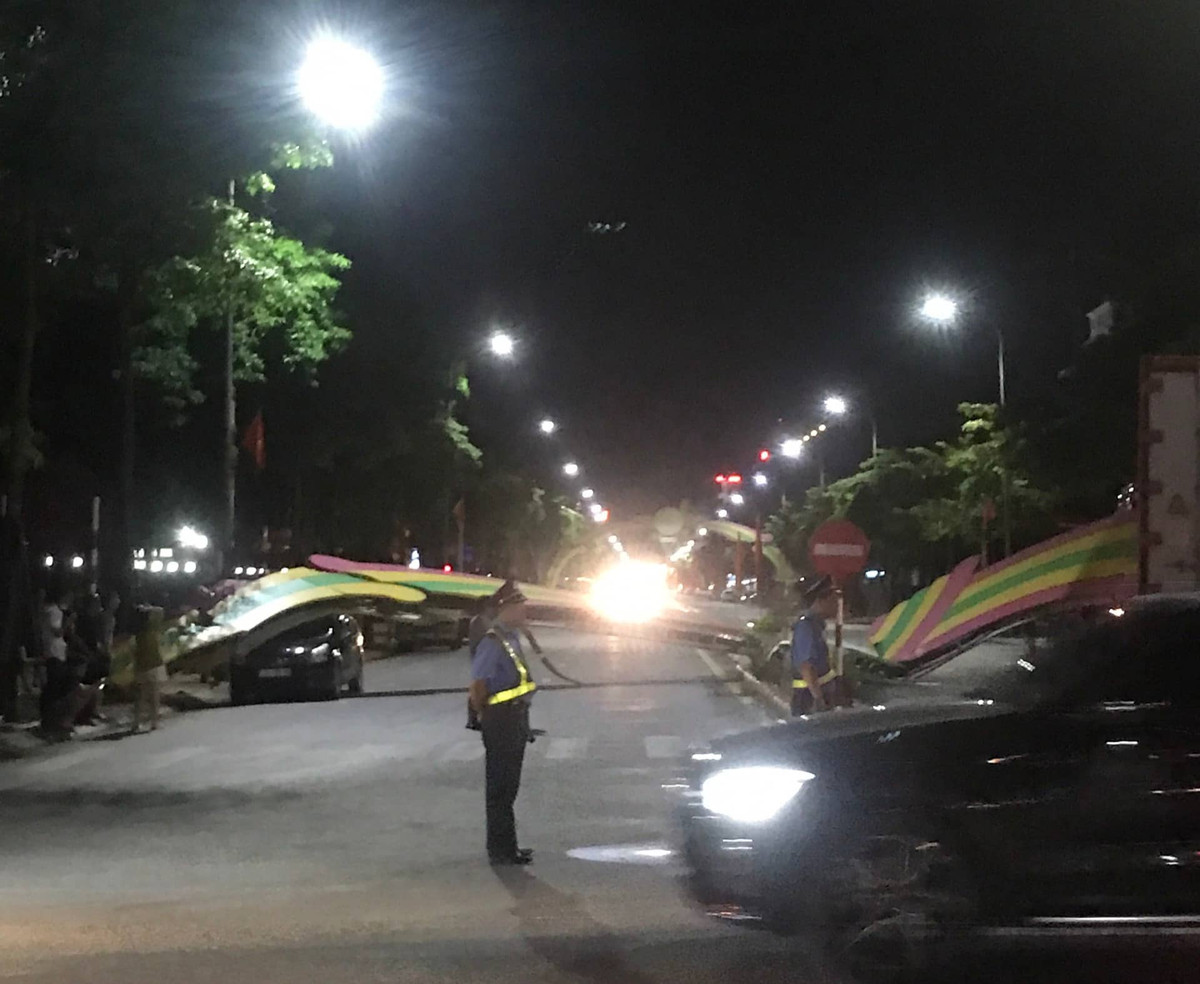 Theo thông tin ban đầu, vụ tai nạn xảy ra vào khoảng gần 22h đêm 14/7. Vào thời điểm trên, xe đầu kéo đông lạnh của hãng vận tải Trang Anh BKS: 17H-009.37, kéo theo rơ-moóc mang BKS: 17R-008.77 do lái xe Bùi Gia Duẩn (trú tại xã Quỳnh Trang, huyện Quỳnh Phụ, Thái Bình) điều khiển chở quả vải từ tỉnh Bắc Giang lưu thông theo hướng đường Võ Nguyên Giáp qua đường Lê Lợi vào các tỉnh phía Nam tiêu thụ. 