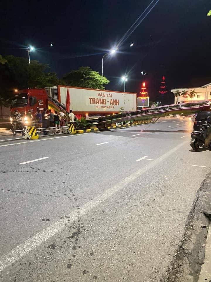 Hậu quả, cổng chào bị gãy, đổ sập xuống đường. Một phần cổng chào đè lên xe ô tô 4 chỗ mang BKS: 17A-098.35 đang đỗ ở chiều đường đối diện.