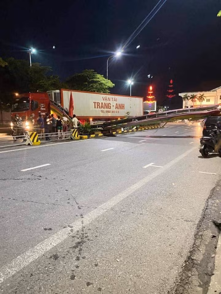 Hậu quả, cổng chào bị gãy, đổ sập xuống đường. Một phần cổng chào đè lên xe ô tô 4 chỗ mang BKS: 17A-098.35 đang đỗ ở chiều đường đối diện.