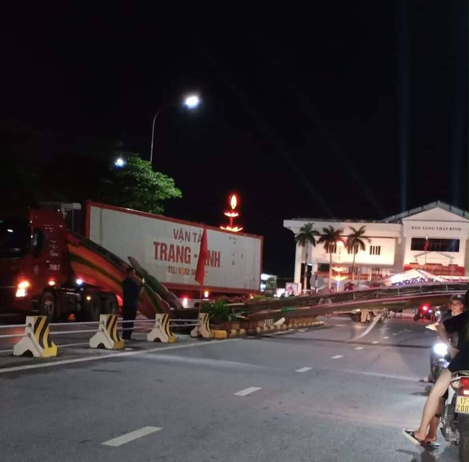 Khi lưu thông đến đầu đường Lê Lợi (khu vực quảng trường 14/10, đối diện trụ sở HĐND - UBND tỉnh Thái Bình) thuộc địa phận phường Lê Hồng Phong, thì bất ngờ đâm vào cổng chào trên đường. 