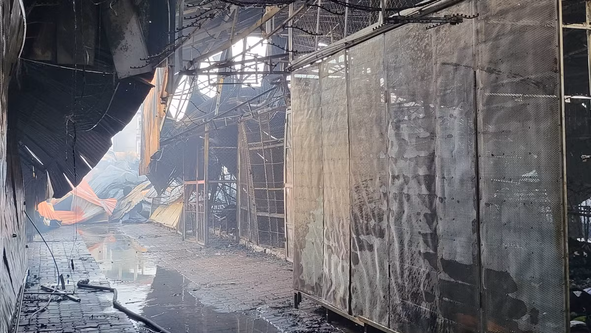 Sau hơn 3 giờ đồng hỗ nỗ lực thực hiện các biện pháp cứu hỏa, đến khoảng 4h ngày 13/7, đám cháy đã được khống chế hoàn toàn. 