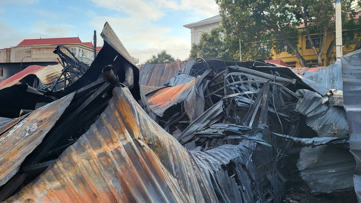 Theo cơ quan chức năng, vụ hỏa hoạn bao trùm khu vực trong chợ với khoảng 120 gian hàng và 4 ki-ốt, tổng diện tích 1.500m2. 