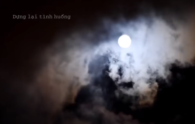 Sau khi chôn và đặt bẫy mìn, Xăng dùng dao cắt đứt ống dẫn nước của ông Plau, để khi ông Plau đến sửa ống nước sẽ tác động vào bẫy khiến quả mìn nổ gây thương vong cho nạn nhân.