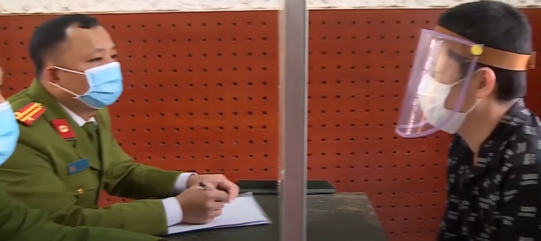 Quá trình điều tra xác định, trong quá trình sinh sống tại địa phương các đối tượng Tùng, Xăng có mâu thuẫn với ông Plua từ việc tranh chấp đất đai với gia đình ông Plau. Xăng và Dê đều khẳng định ông Chảo Chờ Plau là người đã “thả ma chài” khiến gia đình của Tùng, Xăng và Dê bị ốm đau, bệnh tật và để khỏi ốm thì chỉ có cách giết chết ông Plau…, nên nảy ý định trả thù.