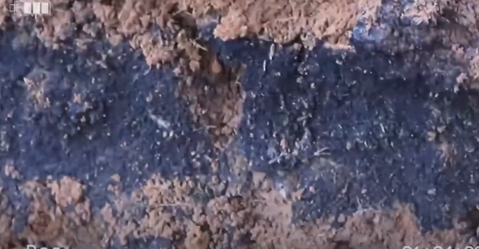 Tại hiện trường, tổ công tác đã phát hiện một hố nổ hình phễu, bên trong và phía trên hố nổ có nhiều vết ám muội màu đen.