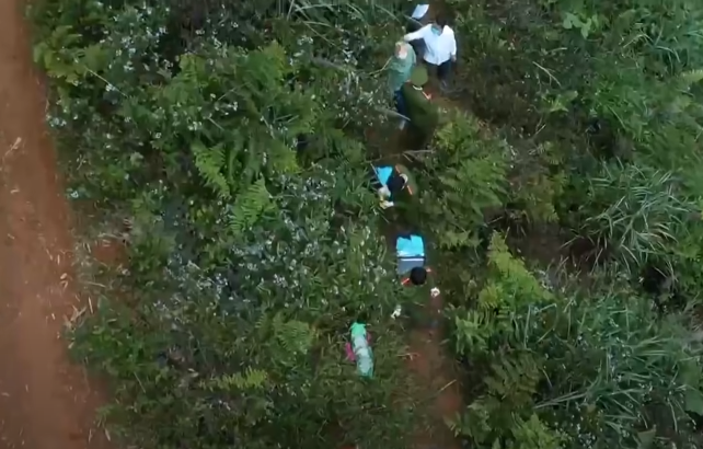 Quá trình khám nghiệm xác định trên vùng mặt, ngực, mặt trước hai tay, mặt trước đùi ông Chảo Chờ Plau có nhiều vết rách thủng da, bầm tím. Nguyên nhân tử vong là do chấn thương sọ não do hỏa khí gây ra.