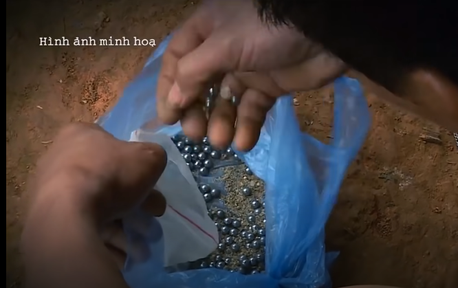 Để thực hiện hành vi phạm tội, Tùng còn mua kíp nổ, các viên bi xe đạp và pin để chế tạo mìn. Khoảng đầu tháng 7/2021, Tùng giao cho Xăng các nguyên liệu gồm: thuốc nổ, kíp điện, các viên bi kim loại và pin để chế tạo và đặt bẫy mìn nhằm mục đích giết ông Plau.