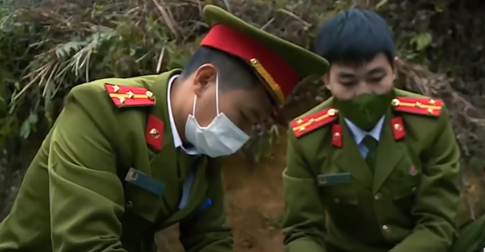 Phòng Cảnh sát hình sự phối hợp với các Kiểm sát viên VKSND tỉnh và các đơn vị nghiệp vụ gồm Phòng Kỹ thuật hình sự và Công an huyện Văn Chấn nhanh chóng tiến hành công tác khám nghiệm hiện trường, khám nghiệm tử thi.