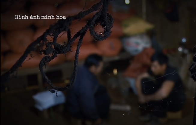 Khoảng cuối năm 2019, Dê đã đưa cho Tùng 2 cục thuốc nổ với mục đích cho Tùng làm mìn tự chế để giết ông Plau. Số thuốc nổ trên, Tùng mang về nghiền nhỏ thành dạng bột và cất giấu tại nhà riêng. Sau đó Tùng bàn bạc với Chảo A Xăng về việc làm mìn tự chế nhằm mục đích giết ông Plau.