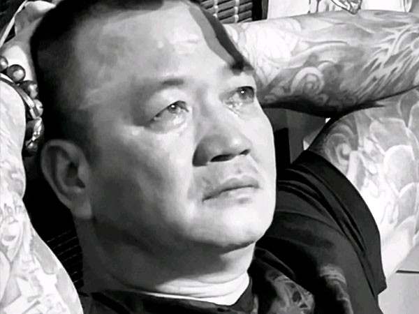 Ông trùm Hải Bánh nghẹn ngào nói: "Khi mẹ anh anh mất, 5h sáng cán bộ vào mở cửa buồng cho bọn anh ra, vị cán bộ này đi đằng sau anh và nói khẽ vào tai anh rằng "mẹ anh mất rồi". Lúc đó anh vẫn cứ cúi đầu đi coi như không biết gì, trong bụng đau khủng khiếp kiểu như đang khóc ngược, nước mắt mặn chát trong cổ họng đau đớn lắm! Anh đi tù từ năm anh 32 tuổi, 56 tuổi anh mới trở về đúng là "mẹ ơi con đã già rồi".