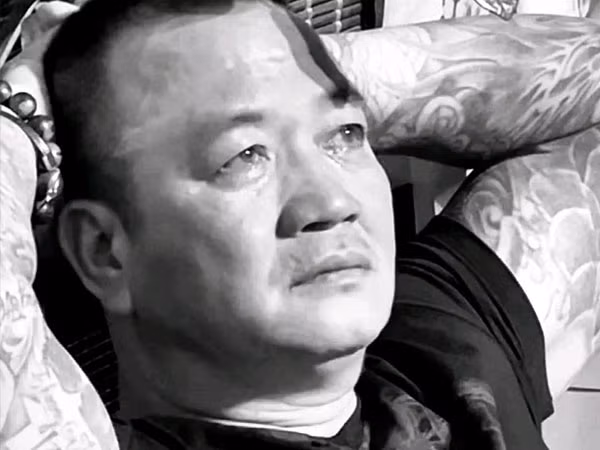 Ông trùm Hải Bánh nghẹn ngào nói: "Khi mẹ anh anh mất, 5h sáng cán bộ vào mở cửa buồng cho bọn anh ra, vị cán bộ này đi đằng sau anh và nói khẽ vào tai anh rằng "mẹ anh mất rồi". Lúc đó anh vẫn cứ cúi đầu đi coi như không biết gì, trong bụng đau khủng khiếp kiểu như đang khóc ngược, nước mắt mặn chát trong cổ họng đau đớn lắm! Anh đi tù từ năm anh 32 tuổi, 56 tuổi anh mới trở về đúng là "mẹ ơi con đã già rồi".