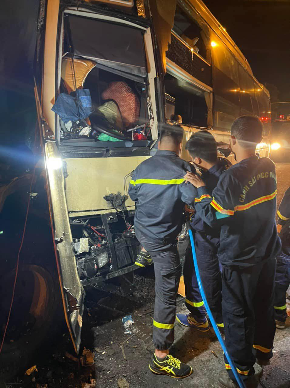 Hiện, nguyên nhân vụ xe khách va chạm xe bồn, tài xế tử vong, 19 người bị thương đang được cơ quan chức năng điều tra, làm rõ. 