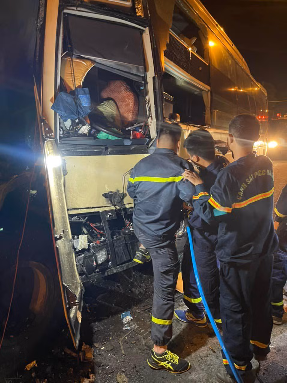 Hiện, nguyên nhân vụ xe khách va chạm xe bồn, tài xế tử vong, 19 người bị thương đang được cơ quan chức năng điều tra, làm rõ. 