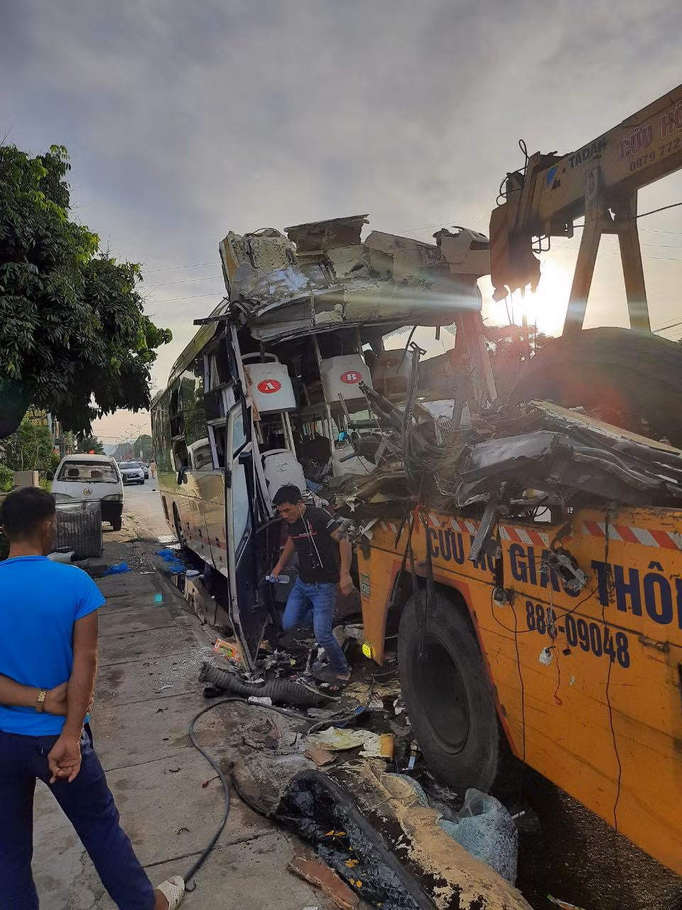 Nhận được tin báo, Phòng Cảnh sát PCCC&amp;CNCH (Công an tỉnh Nghệ An) đã chỉ đạo huy động 1 xe chở phương tiện, 1 xe CC&amp;CNCH cùng 12 cán bộ, chiến sỹ nhanh chóng có mặt tại hiện trường, triển khai công tác cứu nạn.