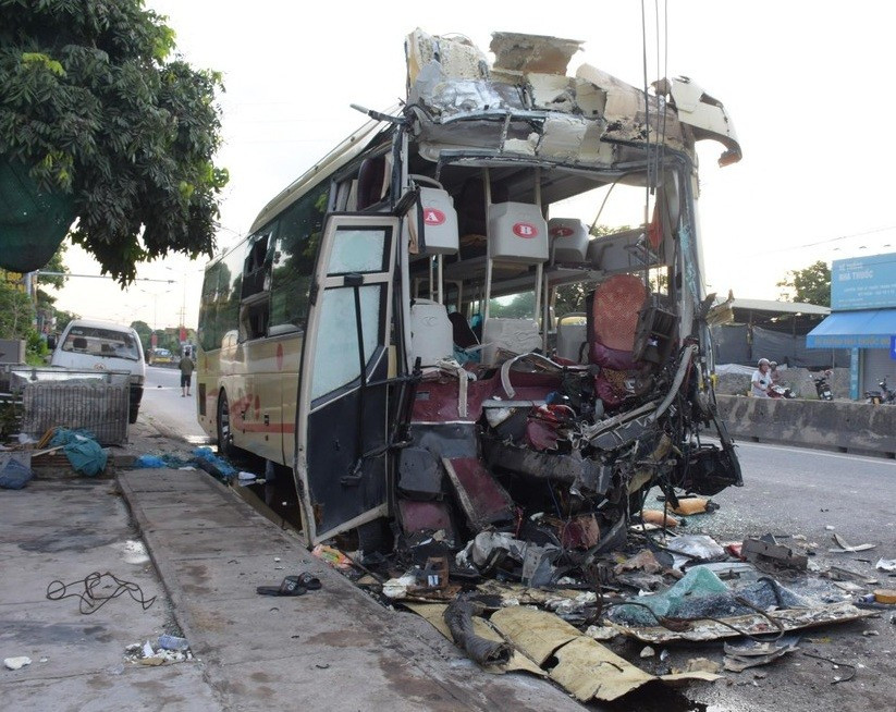 Vào thời điểm này, chiếc xe khách mang BKS 29B-606.xx (chưa rõ danh tính lái xe) chạy hướng Hà Nội – Vinh bất ngờ va chạm mạnh vào xe bồn chở xi măng BKS 37C-105.xx (chưa rõ danh tính tài xế) di chuyển cùng chiều. Vụ tai nạn khiến nhiều người bị thương và 1 tài xế mắc kẹt trong cabin.