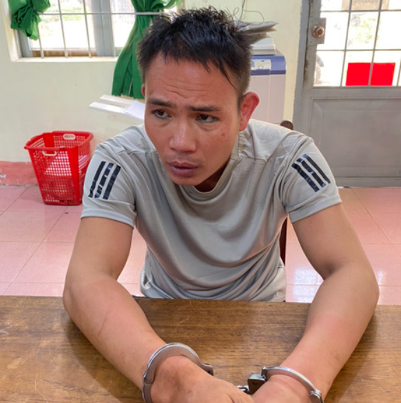  Đâm chết bạn nhậu ngay tại quán vì nghĩ mình bị coi thường: Trong lúc đang nhậu thì giữa Nguyễn Việt Tiệp (SN 1986, ngụ huyện Bù Đăng, Bình Phước) và Nguyễn Thành Công (SN 1988, trú cùng địa phương) xảy ra cãi vã. Tiệp cho rằng Công khinh thường mình nên đã đi vòng ra phía sau lưng Công rồi rút dao bấm thủ sẵn trong túi quần ra đâm vào vai Công khiến nạn nhân tử vong. Ngày 17/7, Công an huyện Bù Đăng cho biết đang điều tra, làm rõ. 