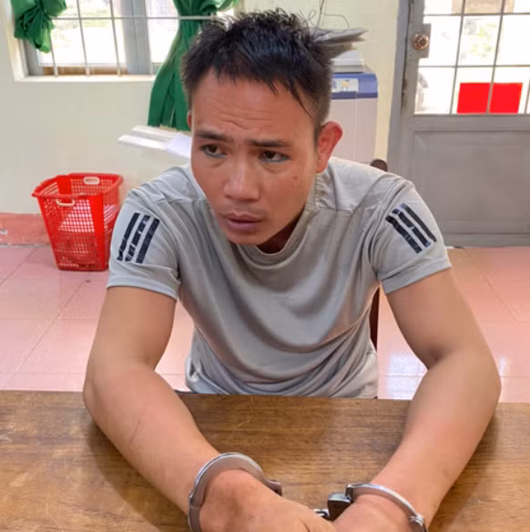  Đâm chết bạn nhậu ngay tại quán vì nghĩ mình bị coi thường: Trong lúc đang nhậu thì giữa Nguyễn Việt Tiệp (SN 1986, ngụ huyện Bù Đăng, Bình Phước) và Nguyễn Thành Công (SN 1988, trú cùng địa phương) xảy ra cãi vã. Tiệp cho rằng Công khinh thường mình nên đã đi vòng ra phía sau lưng Công rồi rút dao bấm thủ sẵn trong túi quần ra đâm vào vai Công khiến nạn nhân tử vong. Ngày 17/7, Công an huyện Bù Đăng cho biết đang điều tra, làm rõ. 