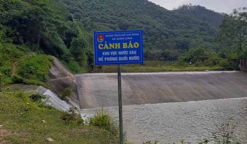  Rủ nhau đi tắm, 1 sinh viên và 2 cháu bé chết đuối thương tâm: Chiều tối 16/7, Hoàng Văn Vinh (SN 2002), Hoàng Trung Hải (SN 2013) và Hoàng Thanh Phong (SN 2013) đều trú tại xã Xuân Long, huyện Yên Bình, tỉnh Yên Bái rủ nhau đi tắm ở khu vực đập tràn ở thôn Nà Ta - là công trình thủy nông của xã Xuân Long không may bị đuối nước. Được biết, cả 3 nạn nhân đều không biết bơi, đang kỳ nghỉ hè nên rủ nhau đi tắm; trong đó Vinh đang là sinh viên của một trường Đại học trên địa bàn Hà Nội. 