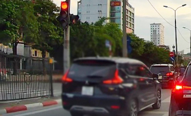  Xử phạt lái xe vượt đèn đỏ qua tin nhắn Facebook: Ngày 17-7, Phòng Cảnh sát giao thông (Công an TP Hà Nội) cho biết đã ra quyết định xử phạt 5 triệu đồng và tước giấy phép lái xe 2 tháng đối với lái xe ô tô biển kiểm soát 30G-00xxx về hành vi vượt đèn đỏ tại khu vực đường Giải Phóng, nút giao Tương Mai – Giải Phóng gây nguy hiểm cho người tham gia giao thông. 