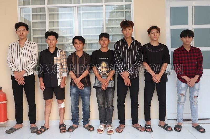  Mâu thuẫn trong lúc ăn nhậu, nhóm đối tượng ra tay giết người: Xuất phát từ mâu thuẫn phát sinh trong lúc ăn nhậu tại huyện Xuân Lộc, tỉnh Đồng Nai một nhóm đối tượng đã dùng dao tấn công anh V.V.T (26 tuổi) và Võ Văn Thân (28 tuổi, đều ngụ huyện Tánh Linh, tỉnh Bình Thuận) trọng thương phải nhập viện cấp cứu. Tuy nhiên, do vết thương quá nặng nên anh V.V.T đã tử vong.. Ngày 17/7, Công an tỉnh Đồng Nai cho biết vừa bắt giữ được nhóm đối tượng này và đang điều tra, làm rõ. 