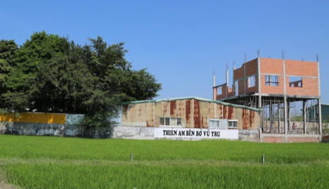 Theo cáo trạng, năm 2016, ông Lê Tùng Vân và các đồng phạm đến ở tại số 191A ấp Lập Thành, xã Hòa Khánh Tây (huyện Đức Hòa, Long An) do Cao Thị Cúc làm chủ hộ. Ông Lê Tùng Vân đã biến nơi đây thành cơ sở tu tại gia lấy tên là Tịnh thất Bồng Lai, sau đó đổi tên thành Thiền am bên bờ vũ trụ. 