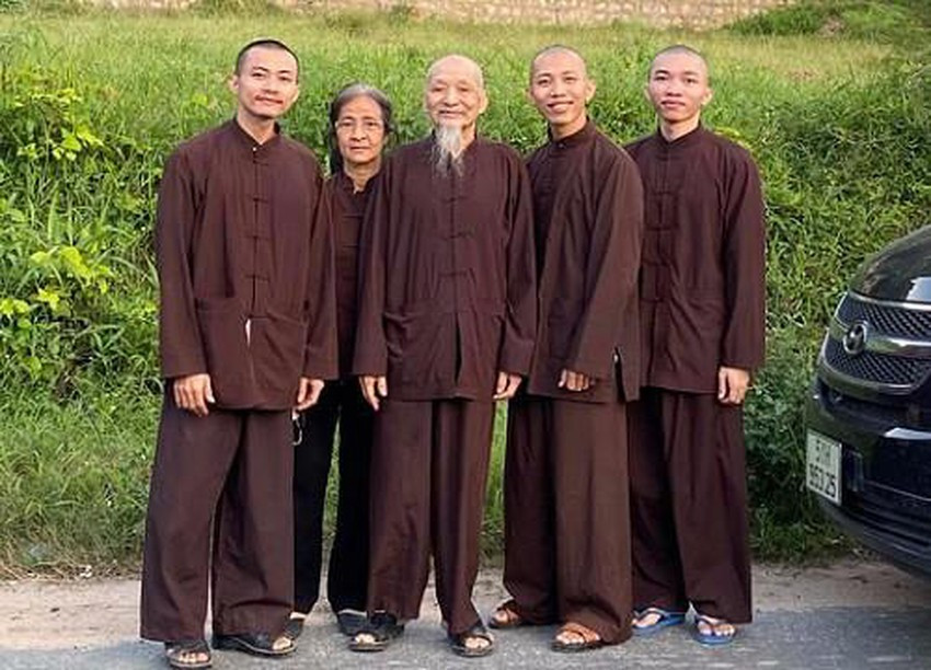 Từ năm 2019 đến năm 2021, các bị cáo trên đã sử dụng phương tiện như máy tính, điện thoại di động để đăng tải lên mạng xã hội những thông tin sai sự thật, bịa đặt, xuyên tạc, nhằm tuyên truyền, kích động xúc phạm uy tín của Công an huyện Đức Hòa, xúc phạm Phật giáo... làm ảnh hưởng an ninh chính trị, trật tự xã hội ở địa phương. 