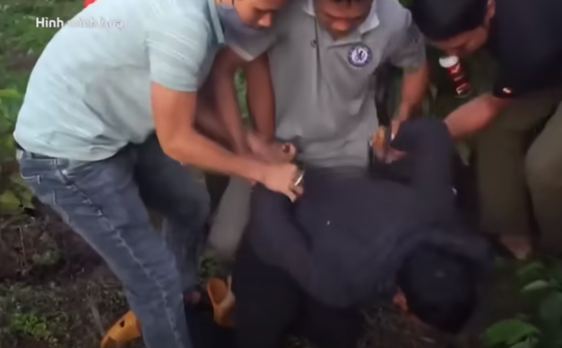 Qua công tác nghiệp vụ và nguồn tin từ quần chúng nhân dân, Cơ quan điều tra xác định tối 14/3/2022, tại thôn la Sâm có hai nhóm thanh niên người đồng bào dân tộc thiểu số tổ chức ăn nhậu trong làng, cách rẫy cà phê của nạn nhân khoảng 100 mét. Lời khai của những người liên quan tương đối trùng khớp nhưng biểu hiện của đối tượng Rah Lan Giang (2001, trú cùng thôn) mang nhiều nghi vấn nên tiến hành bắt giữ.