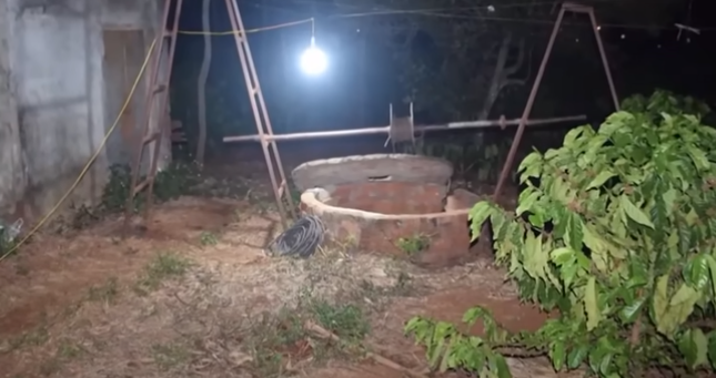 Tiếp tục quan sát xung quanh, anh Hùng thấy nắp đậy giếng gần nhà rẫy bị hở đến nhìn xuống thì bàng hoàng phát hiện thi thể chị Hồng và chiếc xe máy mắc kẹt bên trong nên gọi điện trình báo cơ quan Công an.