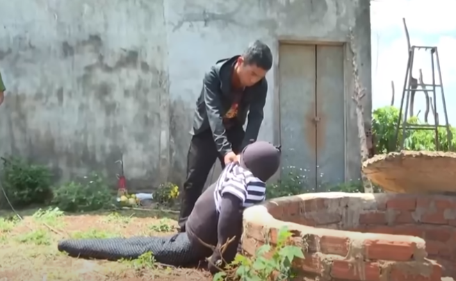 Sợ bị người khác phát hiện, đối tượng đã kéo thi thể nạn nhân và xe máy ném xuống giếng nhằm phi tang dấu vết.