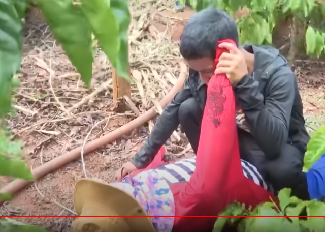 Để tránh bị chị Hồng phát hiện, Giang nhặt 1 khúc gỗ trong vườn, lẻn ra sau lưng đánh nhiều nhát vào đầu nạn nhân, sau đó bóp cổ, thực hiện hành vi hiếp dâm.